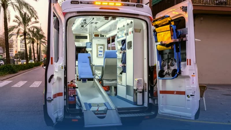 Interior equipado de ambulancia con camilla para cobertura de eventos