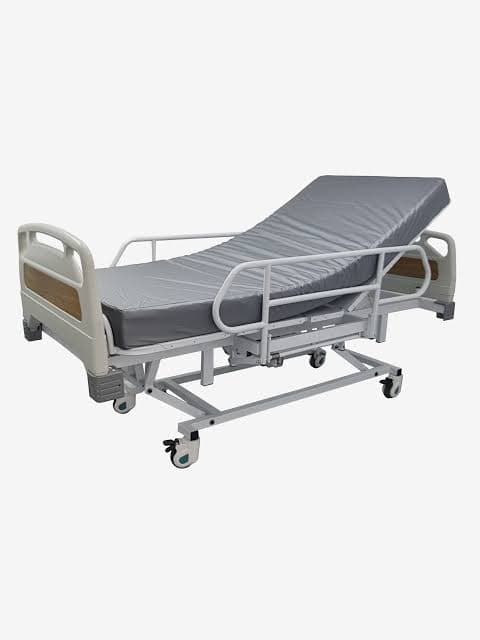 Cama hospitalaria manual con barandas abatibles