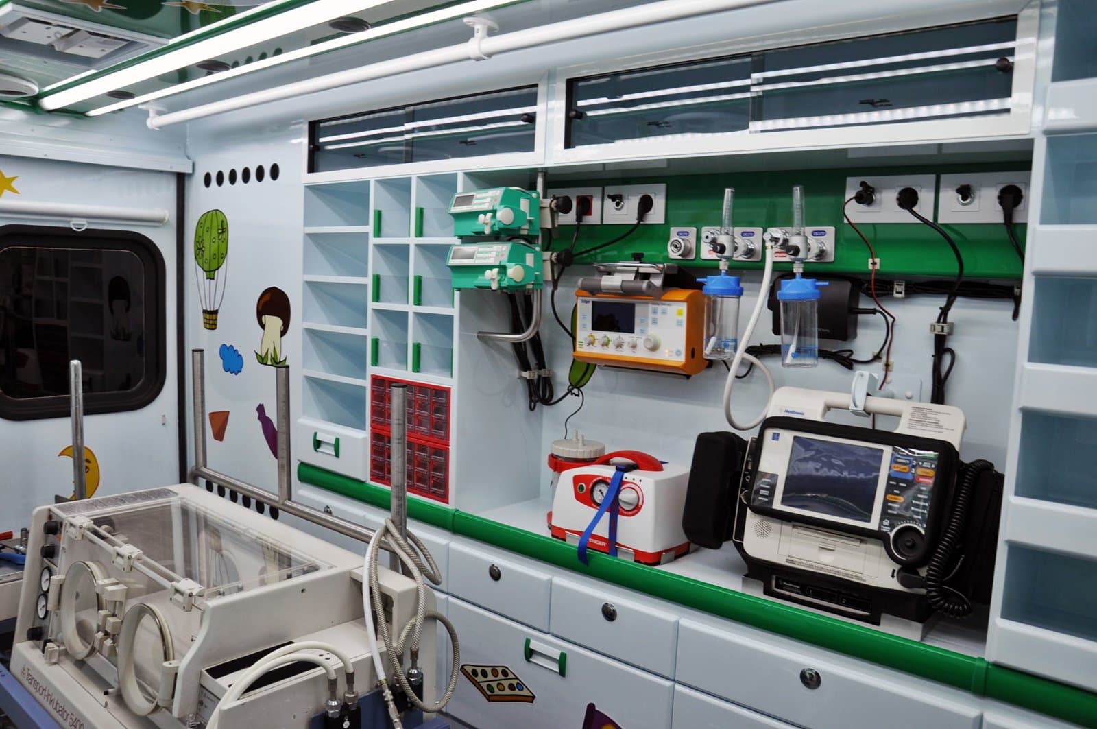 Interior equipado de ambulancia medicalizada TAM con monitor, ventilador y bombas de infusión